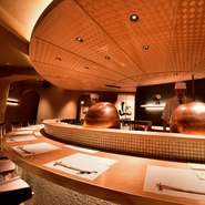 オープンキッチンは木目調の温かみがあり、大切な方とゆったりとお過ごし頂ける空間