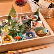 当店手仕込みの小鉢を白飯と共にご提供致します。15種類以上ある小鉢から、お好きなものをお選び頂けます。