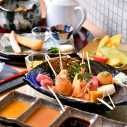 コースには串揚げの他、小鉢・お茶漬け・デザートが付きます。
お茶漬けは2種類からお選び頂けます。