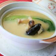 北京ダックの骨を煮込んで出汁を取った【全聚徳】ならではのスープ。