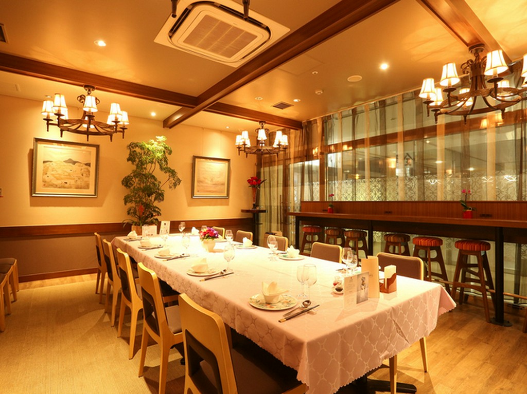 長テーブルの大きな個室。