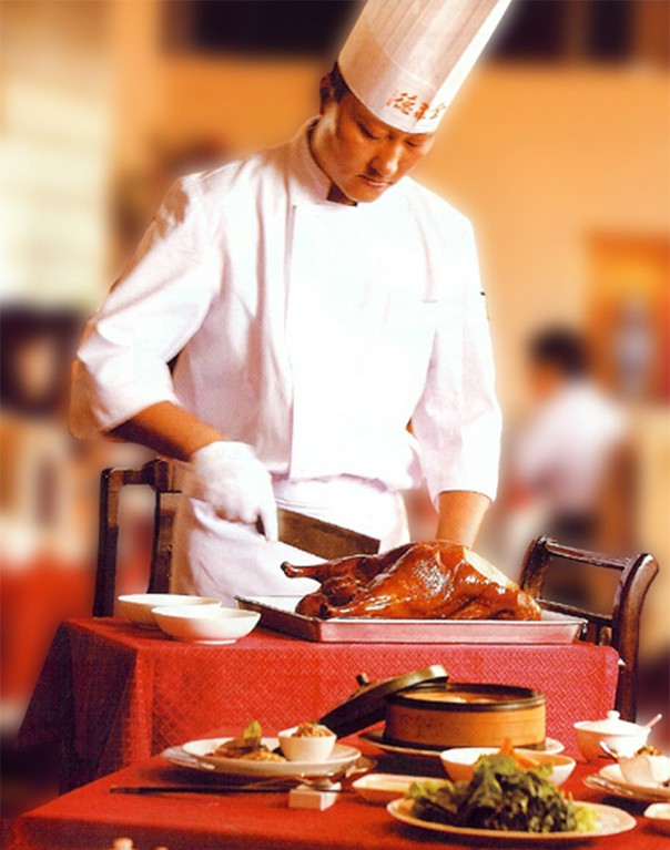 北京ダックを目の前でお切り分けいたします。