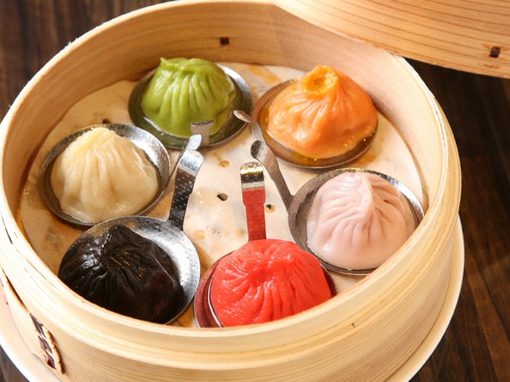 アツアツの小籠包6種類盛り合わせ