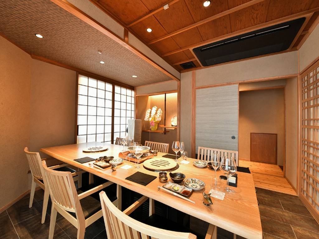 ウイルスに有効な次亜塩素酸水を用いた消毒を行っております。