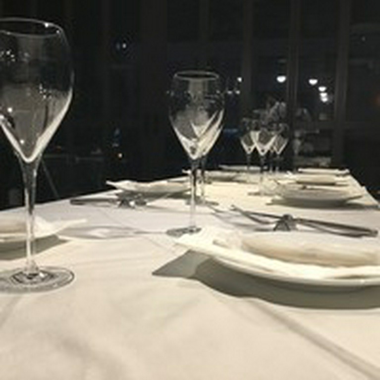 アブラッチョはイタリア語でハグ（hug）の意味があります。ハグが集まるような温かく食べて飲んで笑って！