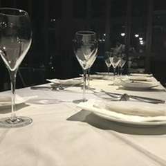 アブラッチョはイタリア語でハグ（hug）の意味があります。ハグが集まるような温かく食べて飲んで笑って！