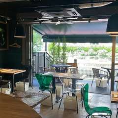 アブラッチョはイタリア語でハグ（hug）の意味があります。ハグが集まるような温かく食べて飲んで笑って！