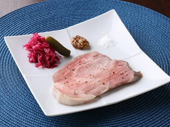 店の人気メニュー『低温でじっくりと火を入れた豚肩ロースの厚切りしっとりハム　ローズマリー風味』
