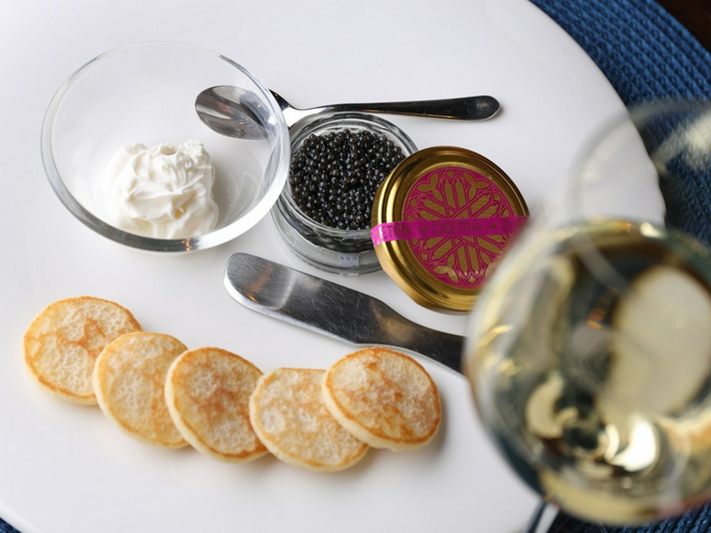 旨みの濃い『ラトビア共和国産　こだわりのフレッシュキャビア　ブリニを添えて』