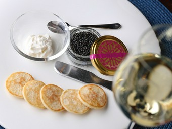 旨みの濃い『ラトビア共和国産　こだわりのフレッシュキャビア　ブリニを添えて』