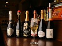 シャンパーニュ、ワインは常時100種類。栽培から醸造まで一貫して行うレコルタン・マニュピュランによるシャンパーニュをグラスで味わうことができます。ヴィンテージのシャンパーニュをボトルで楽しむ贅沢も。