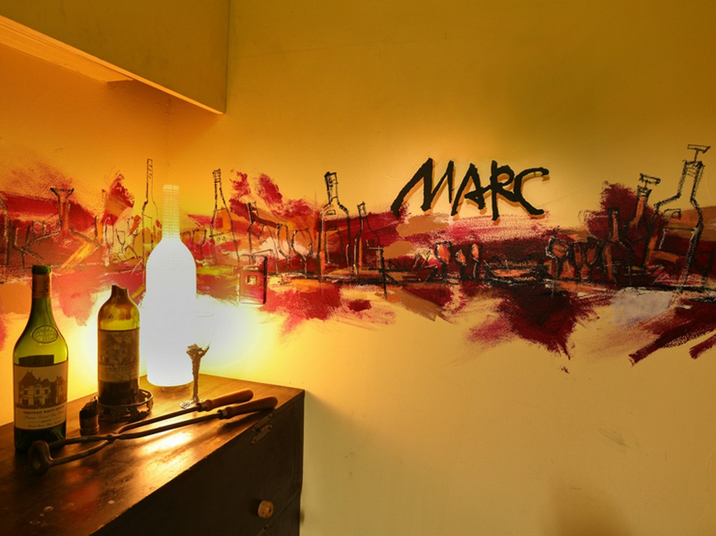 幻想的な光に包まれ、アートな空間が広がるエントランス