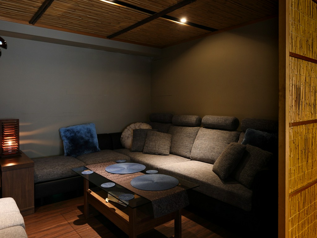 ソファー席の半個室。友人の家に遊びに来たようなくつろぎ空間