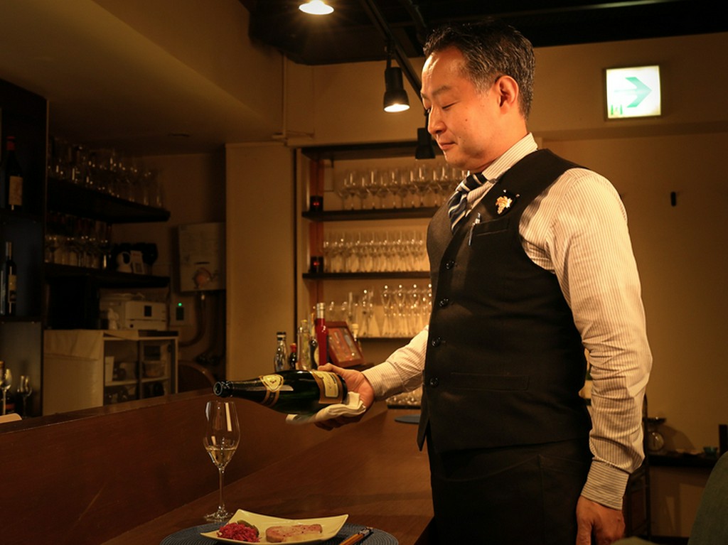 常時約100種のワイン、シャンパーニュを揃えるソムリエ・山崎氏