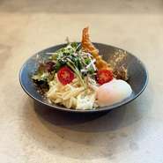 野菜の上に熱々の天ぷらを乗せ、
たっぷりの薬味と、丼つゆ・
自家製ドレッシングをかけています。
ちょこっとうどんと温玉付き！