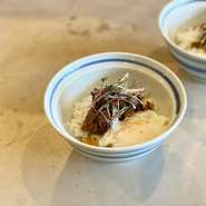 オプションで牛しぐれ煮と薬味、温玉をのせます！
しっかりガッツリ食べたい方、
お肉も少し食べたい方におすすめです