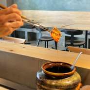 一度、白焼きにして、蒸しあげて
余分な油を落とし
天ぷらにしてます！