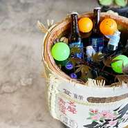 少しでも"夏"っぽい事を！ということで、大将がお店の入り口に
こんなものを、、
子供達にはラムネやオレンジジュース、大人にはビールやノンアルコールビールを冷やしています！