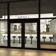 当店では従業員の手洗い、うがい、マスク着用、出勤前の検温を徹底しております。また座席に対する来客上限を設け、お客様同士の席間隔を1席以上空けるとともに、アクリルパーテーションの設置を実施しています。