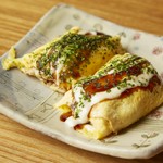 大阪にあるお好み焼き屋さんのおつまみの定番！細く切った豚肉を炒め、薄焼きの卵で包んだ一品です。ソース、マヨネーズ、青のりが抜群の相性！