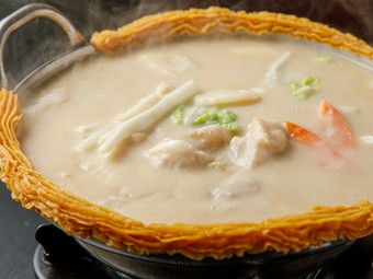 女子会などにも大人気！発酵食品を3つ合わせた『鶏プル発酵鍋』