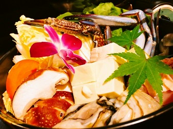 カニと鶏と牡蠣。抜群の相性に驚く『ワタリガニの鶏カキ味噌鍋』