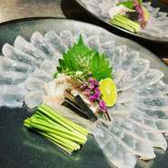 雲丹と海老をメインに、新鮮な魚介が贅沢に使われた創作和食でゲストをもてなす。