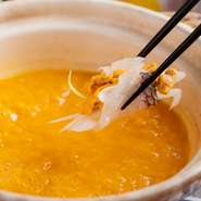 新鮮な雲丹と調味料、だしでスープをつくり、九州の魚をしゃぶしゃぶして頂く『雲丹しゃぶ』。コク深いスープが鮮魚に絡み、至福のハーモニーを奏でます。最後はスープを雑炊にして、贅沢なおいしさを満喫あれ。
