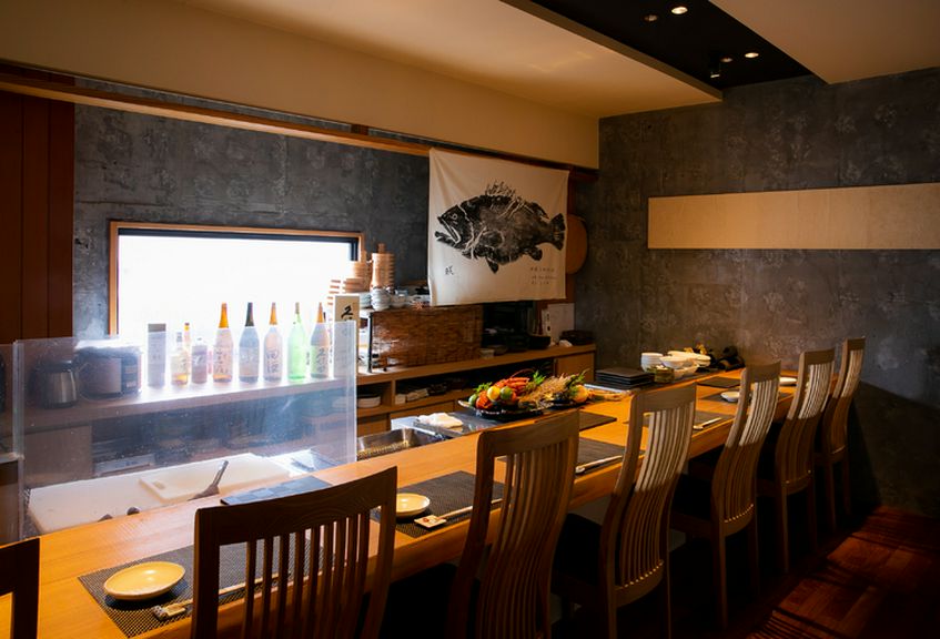 和モダンなカウンター席