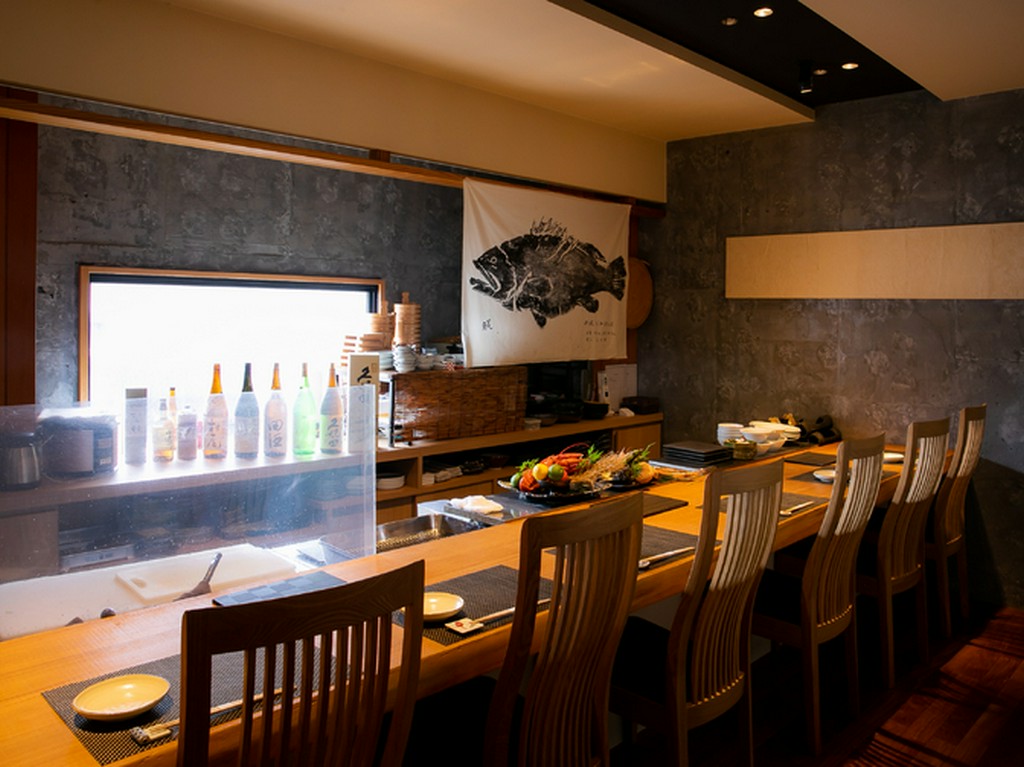 和モダンなカウンター席