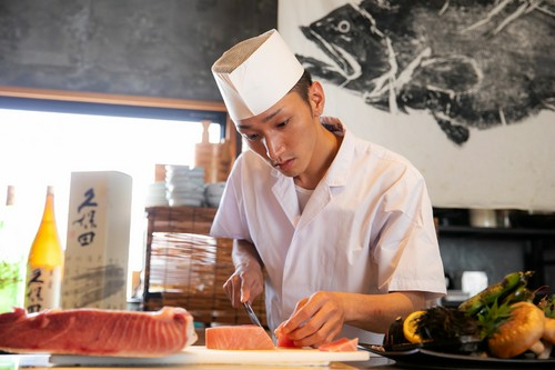 新鮮な雲丹と海老を贅沢に使った料理で歓迎