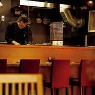 六本木駅を降りて六本木ヒルズを背に一本裏道に入ってすぐ。喧騒を忘れさせてくれる静かな公園近く。隠れ家にもってこい。