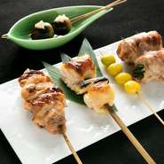 豊富な種類の焼鳥。薬味として、中華料理特有の調味料・香辛料である醤を使用したオリジナルの薬味との相性は抜群です。焼鳥に関しては平均400円でご提供しております。