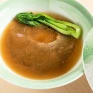 中華料理を代表する高級食材フカヒレ。鳥ガラなどでお出汁を取った白湯スープで煮込んだ格別な逸品です。基本、コースで受付しております。