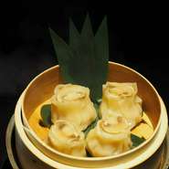 仕上げに掛けたトリュフオイルが芳しい。鶏肉だけの焼鳥屋の焼売です。