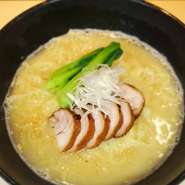 喉ごしの良い香港麺を使用した鶏肉チャーシューの特製パイタンラーメンです。