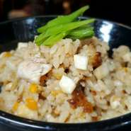 鶏のセセリ(首肉)と中国野菜のマコモダケを入れて炊き込んだ炊き込みご飯です。
※スープ、ザーサイ付き