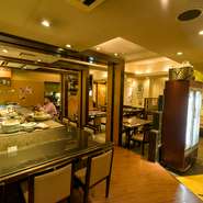 落ち着きを感じる和モダンな店内には、【完全個室】を完備。2名様よりご利用いただけます。さらに、4名様用の個室と6名様用の個室を繋げることで最大12名様までの個室としてのご利用も可能。