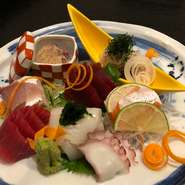 築地からはもちろんのこと、よいものであれば全国から直送、 素材はとにかく一番新鮮であること。「美味しい」ことにこだわった仕入れを毎朝しております。12名様まで利用可能な完全個室も完備。