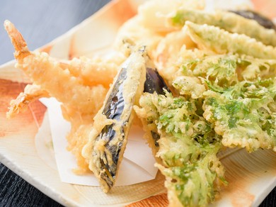 豊洲市場から仕入れる新鮮な魚介を使用。職人技が光る和食に舌鼓
