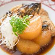 オフィス街の三田にある、隠れ家的存在。ビルのB1への階段を下りると、落ち着いた店内へ。ふたりだけのプライベート空間で素材にこだわった日本料理が楽しめます。