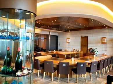 つねに換気扇を稼働。微酸性電解水を噴霧しウイルス抑制に努める