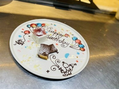 特製デザートプレートで祝福。記念日、誕生日のお祝いに最適