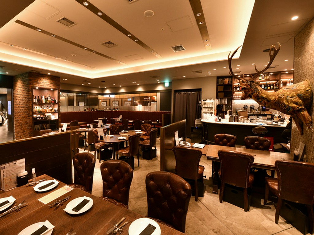 アートと料理が調和するラグジュアリーなダイニング