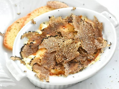 『半熟卵のオーブン焼き　トリュフかけ　ピエモンテ風』（玉子グラタン）