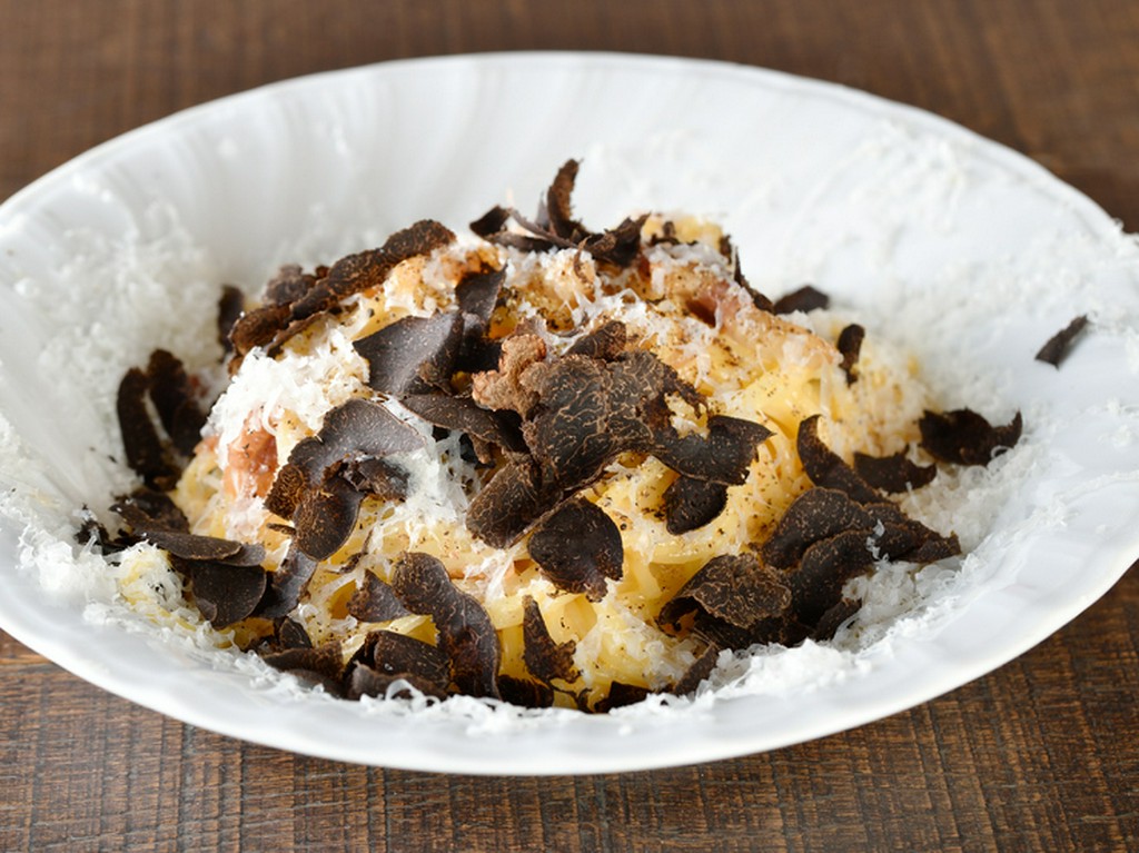 絶妙な濃厚さと軽やかさ『旬トリュフの濃厚カルボナーラ』