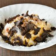 生クリームを使用せず、卵黄とチーズと水（卵液）だけで、濃厚ながら後味はさっぱりと仕上げられたローマ風カルボナーラ。シンプルながらも風味豊かな一皿です。