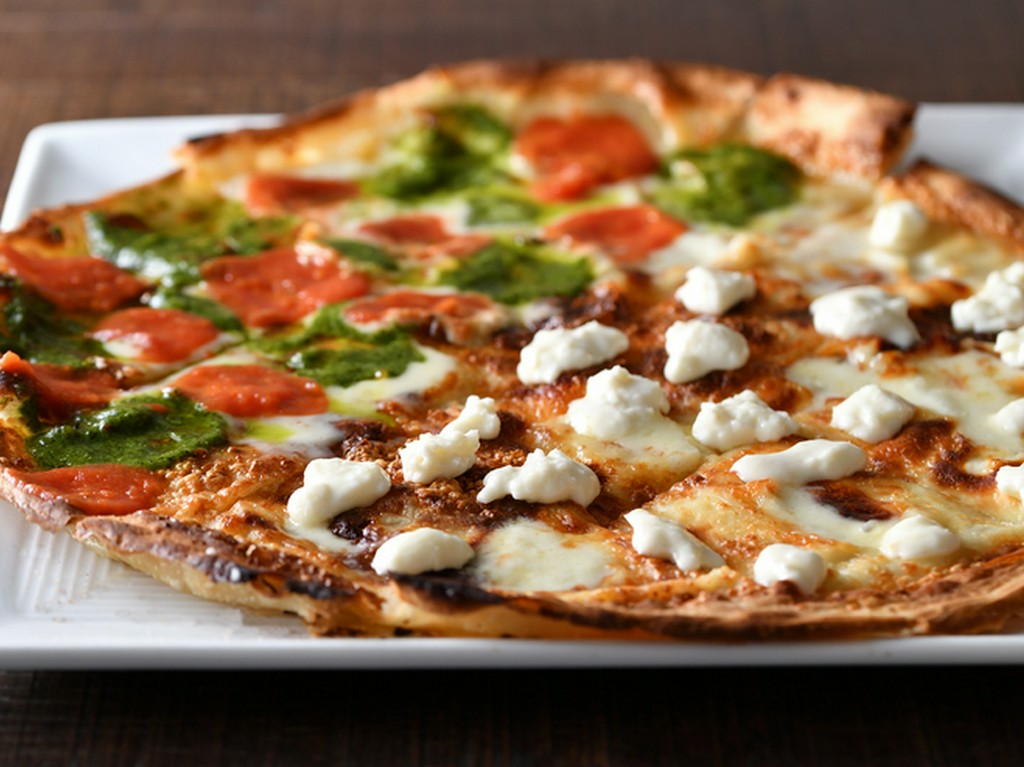 パリッと香ばしい食感が幸せを誘う『フォカッチャ・ディ・レッコ』　ピッコロサイズ　直径３５cm