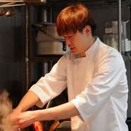 なるべくゲストのニーズに迅速に応えることを心がけているという野口氏。ゲストを待たせないよう、待ち時間を最小限に抑えるため、素早く調理し、熱々の料理を提供してくれます。