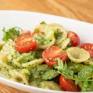 オレキエッテは耳たぶのような形をしていることから、「耳」を意味するイタリア語が名前の語源となっています。イタリア南東部プーリア州では定番のパスタで、街中でも手作りされているショートパスタ。